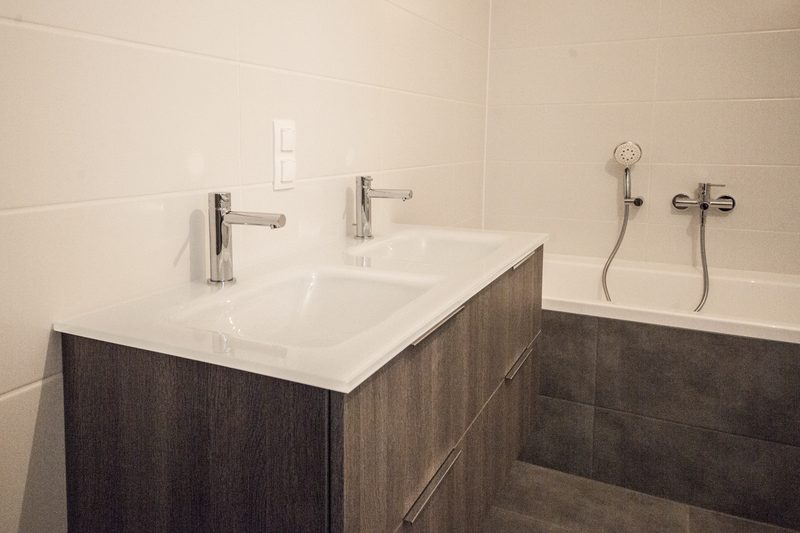 Waschtisch mit Unterschrank und Badewanne