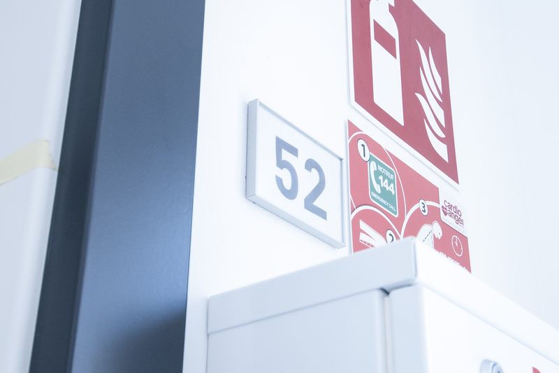 Türschild mit Wohnungsnummer im Stiegenhaus
