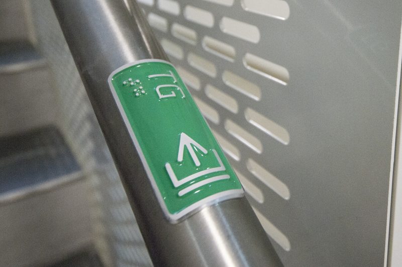Hinweisschild mit Blindenschrift am Handlauf