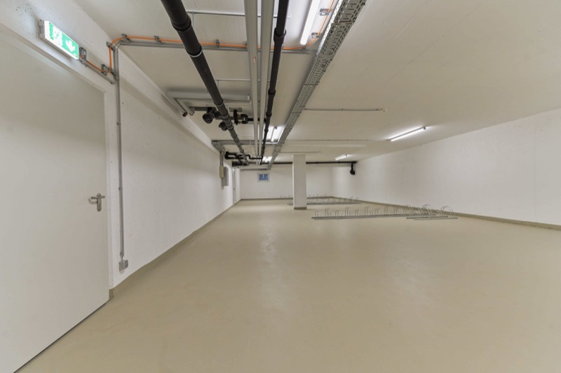 Großzügiger Fahrradraum mit Radständern in der Tiefgarage