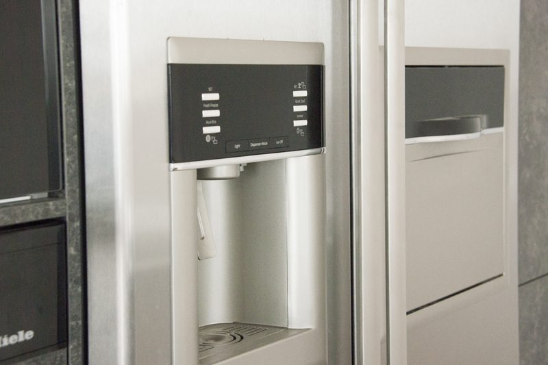 Einbaukühlschrank mit Wasserspender in der Küche