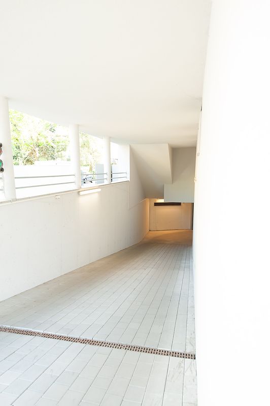Durchgang mit Fensterband und hellem Plattenboden
