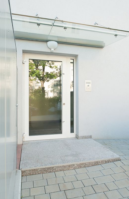 Hauseingang mit Glastür und Vordach
