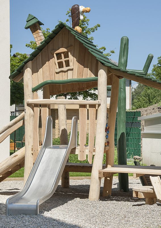 Holz-Spielhaus mit Rutsche