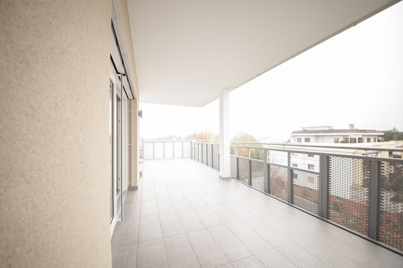 Loggia mit Brüstung und Blick über die Dächer
