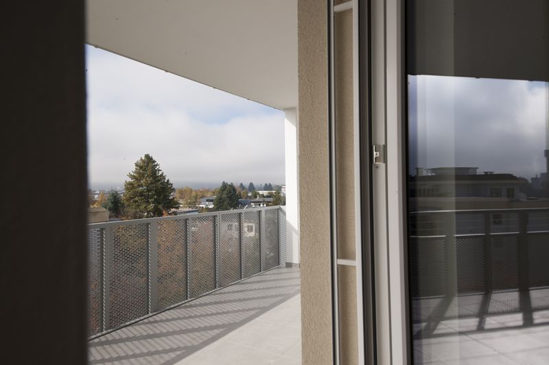 Blick durch eine Fenstertür auf die Loggia