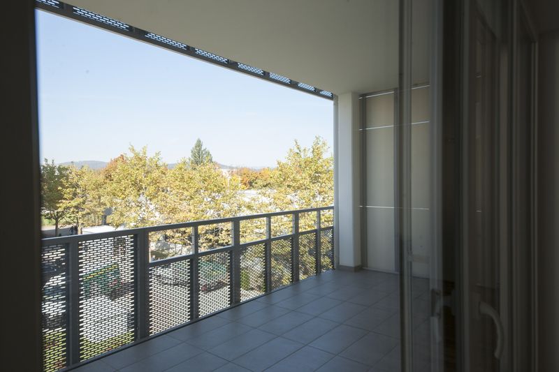Loggia mit Blick in die Baumkronen